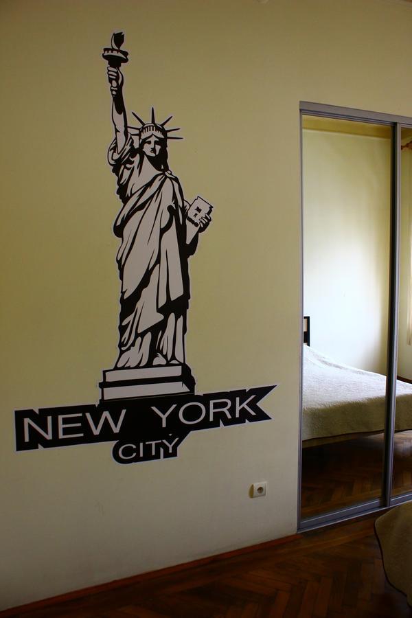 New York Hostel Лвив Екстериор снимка